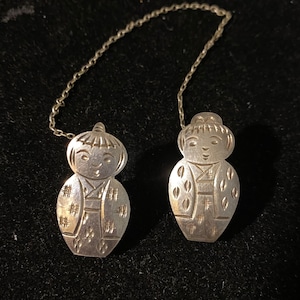 Fermagli per bavaglino vintage in argento sterling con bambola giapponese Kokeshi Geisha Girl, per maglione