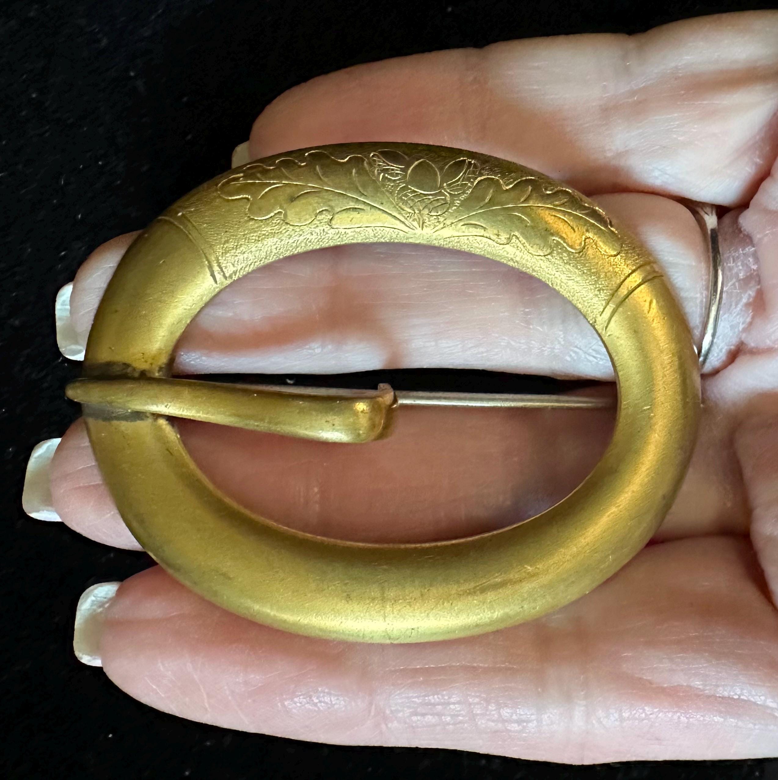 Victorian Gold Gilded Sash Pin Buckle Design Etched Acorn  display picture 3