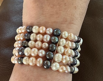 Bracciale largo elastico di perle d'acqua dolce a 5 fili, grigio, rosa e bianco.