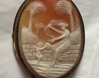Spilla vittoriana con cammeo e conchiglia intagliata, Cupido e ballerina
