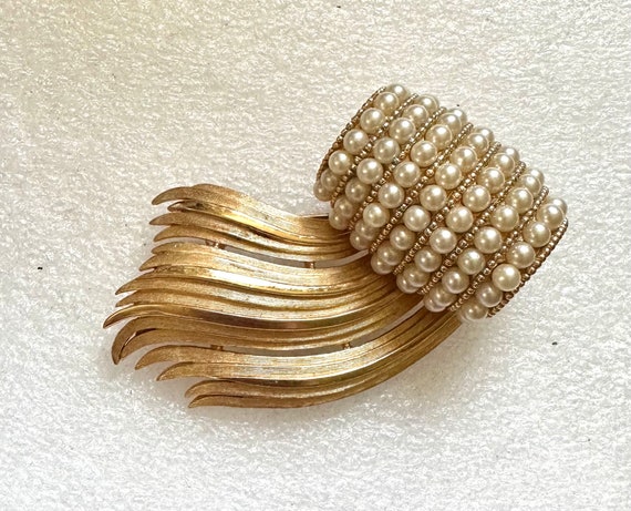 Trifari Vintage Brooch Gold Tone With Pearls 2.75” - image 1