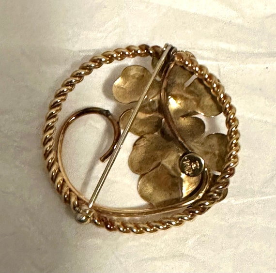 Broche Ronde Vintage En Forme De Fleur Dorée Avec Perle Centrale - Diamètre 3 Cm, Occasion
