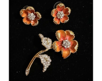Conjunto de broche y pendientes de flores de Nolan Miller, esmaltado y con pedrería.