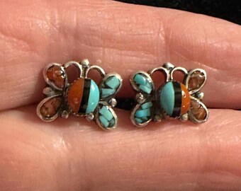 Orecchini a perno Zuni a forma di farfalla in argento sterling con turchese e corallo