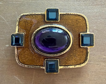 Spilla vintage artigianale firmata, cabochon viola in smalto e pietre di cristallo blu.
