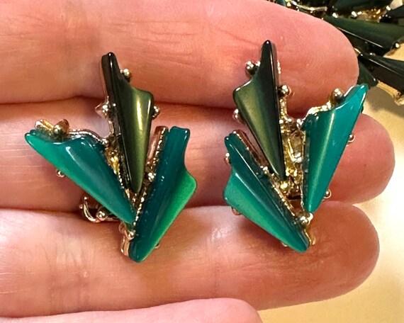 1950-60’s Green Thermoset Pin & Earrings Set - image 6