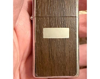 Accendino Zippo vintage del 1984 con finitura effetto legno, non inciso.