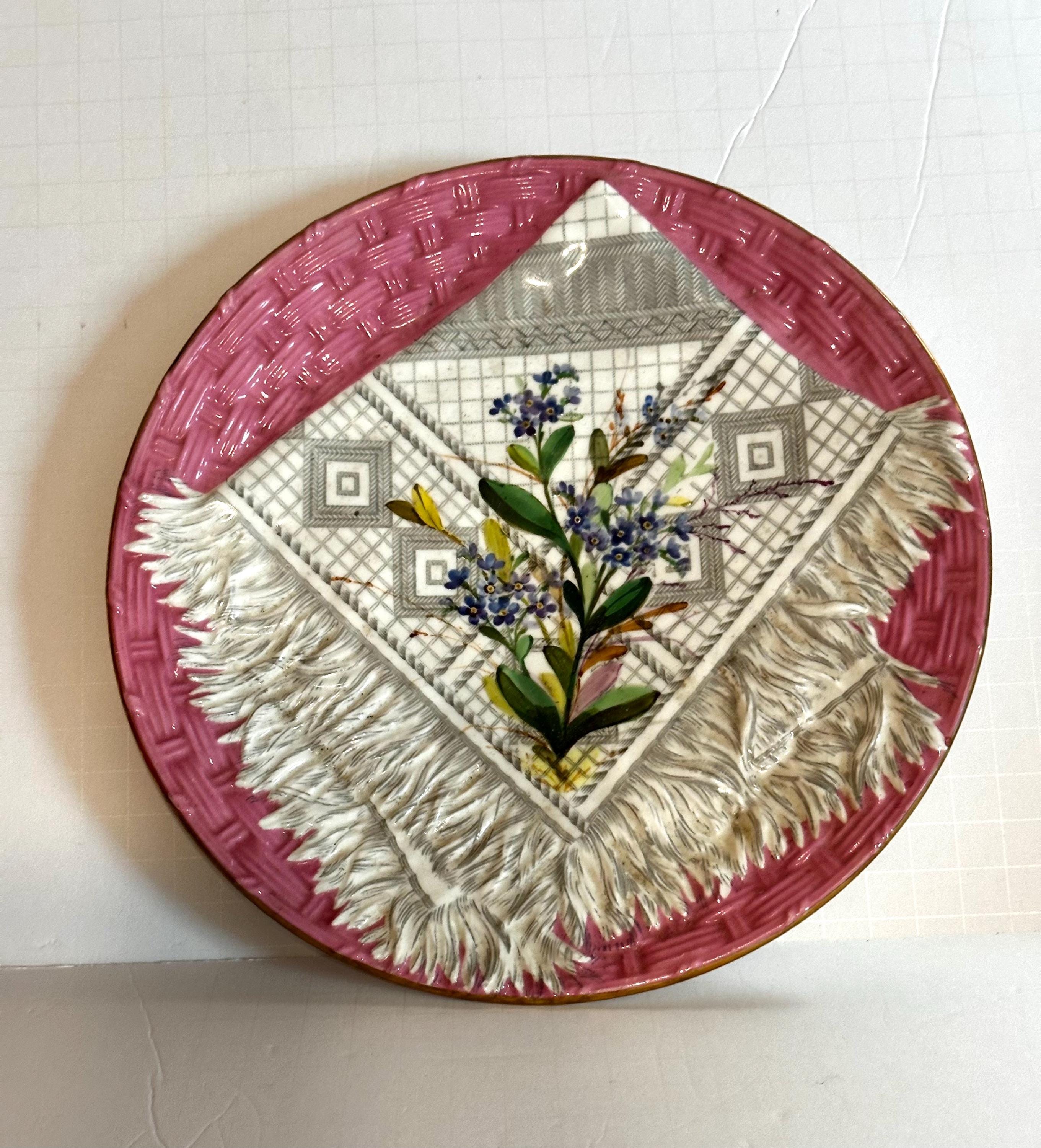 Broche Basket Trompe-l'œil Galet Peint Main - Bijou Créatif Et Original - Occasion