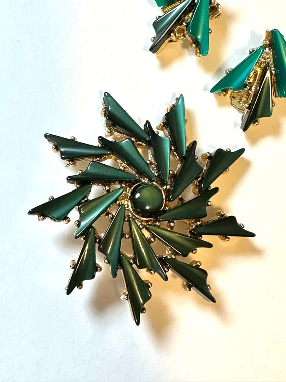 1950-60’s Green Thermoset Pin & Earrings Set - image 2