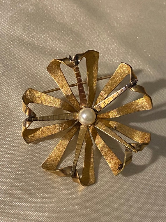 Vintage Carl-Art 12k Gold & Pearl Flower Pin