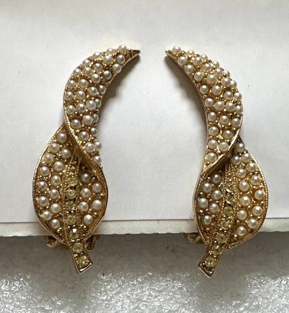 Vintage Hobe’ Clip On Earrings gold tone & seed pe