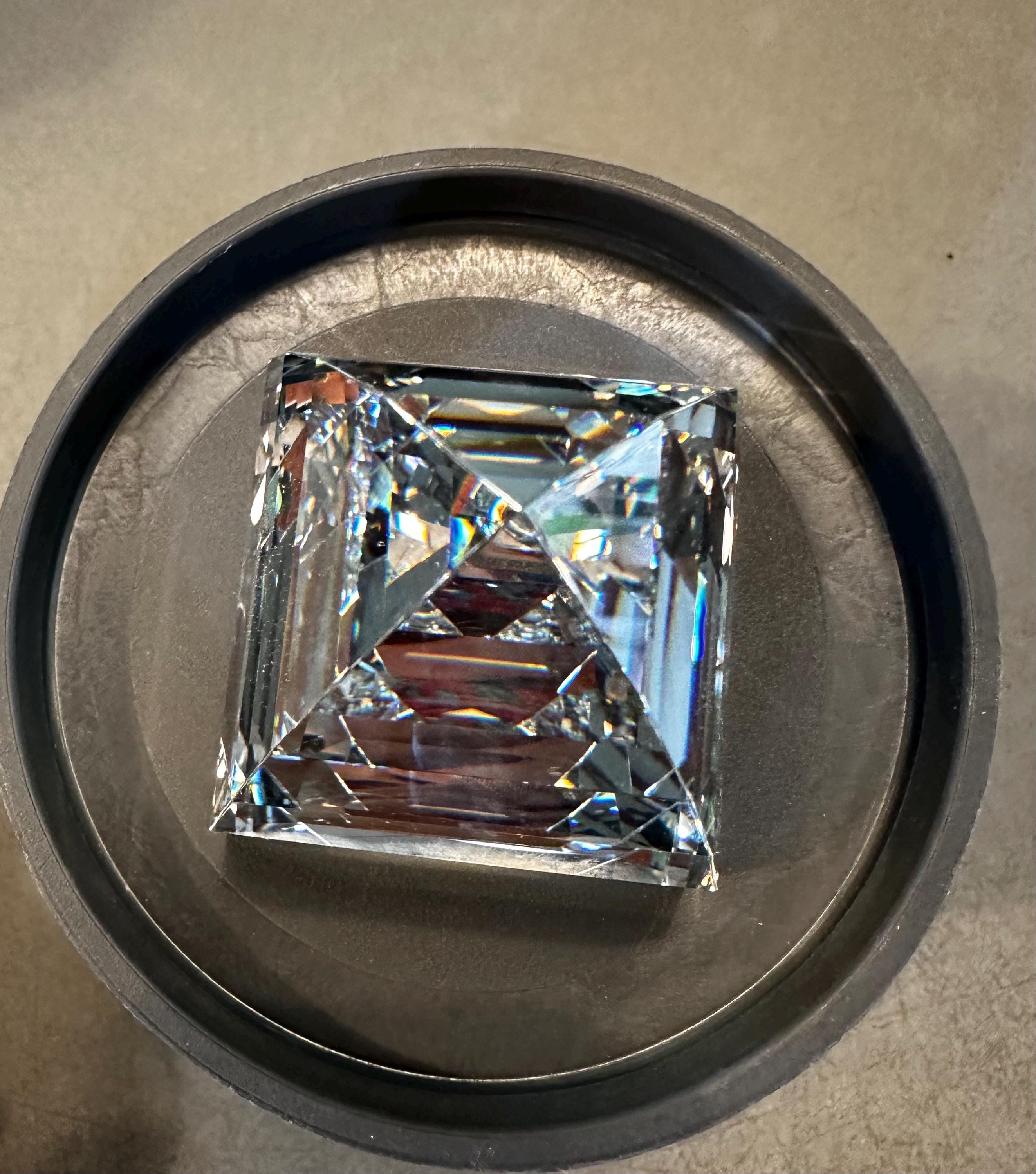 スワロフスキークリスタルピラミッドペーパーウェイトオリジナル