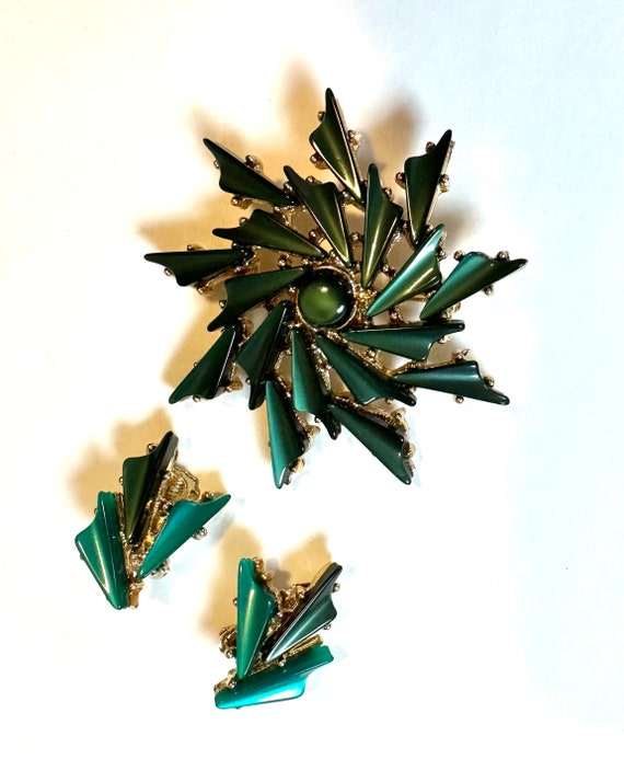 1950-60’s Green Thermoset Pin & Earrings Set - image 1