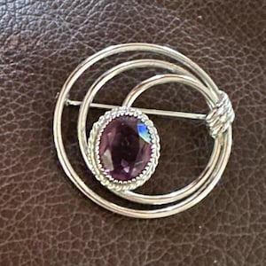 Épinglette ronde en argent sterling et améthyste Danecraft