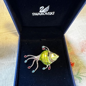 Met zwaan gesigneerde Swarovski-visbroche in doos