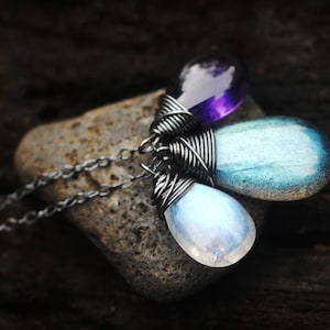 Funkelnde Halskette aus Labradorit, Mondstein und Amethyst // Einzigartiges Funkeln der Edelsteine // Boho // drahtgewickelter Schmuck