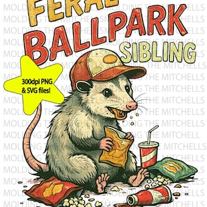 Op de afbeelding: Digitale illustratie van een opossum met een baseballpet, genietend van snacks en een drankje. De afbeelding bevat de tekst "FERAL BALLPARK SIBLING" en "INSTANT DOWNLOAD!!". Een gele ster met bestandsaanduiding is ook aanwezig.