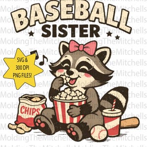 Puede incluir: Ilustración de un mapache de dibujos animados con un lazo rosa, comiendo palomitas de maíz. La imagen incluye el texto "BASEBALL SISTER", una pelota de béisbol, una bebida y una bolsa de patatas fritas.
