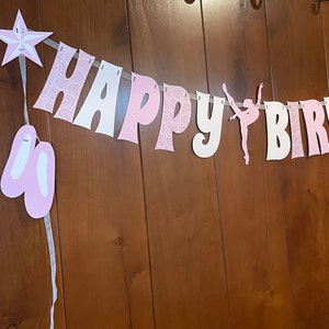 Für den Ballett-Liebhaber ist das niedliche Tutu!   Zaubern Sie Ihrer Ballerina ein Lächeln aufs Gesicht mit einem Tanz inspirierten Happy Birthday Banner.