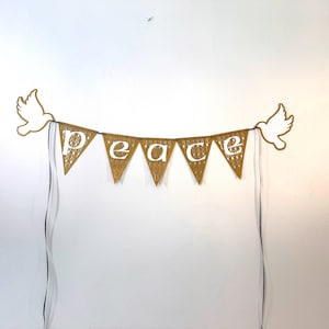 Bandierine della Pace: Colombe dorate e bianche, regalo per le feste o per il compleanno. Le colombe allegre reggono i gagliardetti.