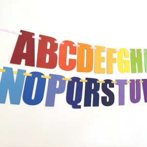 Banner de bricolaje con el alfabeto arcoíris: Enseñe el abecedario y palabras de ortografía, proyecto escolar en casa, decoración de la sala del maestro, nuevo estudiante. ¡Letras de cartulina de 5"!