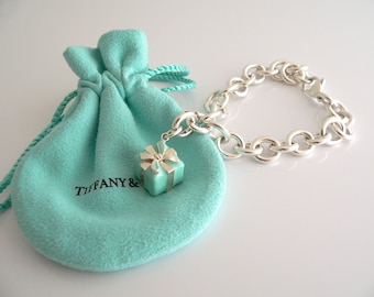 Tiffany & co. Bauble bracelet.
Brand new with box, jewelry pouch TIFFANY & CO SILVER SIGNATURE BRACELET PACKAGING BOX POUCH  main image 4