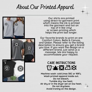 Op de afbeelding: Informatieve afbeelding over bedrukte kleding, met voorbeelden van shirts en wasvoorschriften. De tekst legt direct-to-garment printen, favoriete merken en wasrichtlijnen uit. Bevat een zwart, wit en grijs t-shirt.