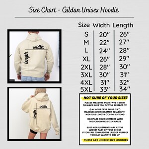 Op de afbeelding: Maattabel voor Gildan unisex hoodies. De tabel geeft de maten S tot en met 5XL weer met breedte- en lengtematen in inches. De afbeelding bevat een beige hoodie en instructies over hoe je de juiste maat kunt meten.