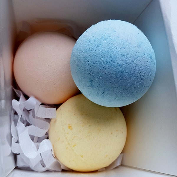 Men's Bath bomb gift set, 1 x whisky on the rocks, 1 x man in a million, 1 x Aman bomb, men's vegan gift, UK bath bombs, Heaven Scented