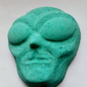 Alien face bath bomb in Green Apple fragrance, children's bath bomb, Heaven Scented bath bomb, kids bath bombs UK, vegan bath bomb