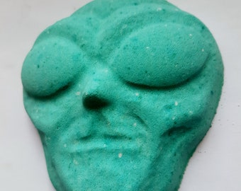 Alien face bath bomb in Green Apple fragrance, children's bath bomb, Heaven Scented bath bomb, kids bath bombs UK, vegan bath bomb