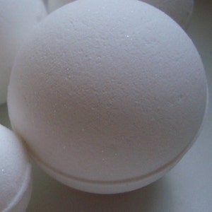 White Daisy Petal Bath Bomb, with biodegradable glitter, gift for her, Vegan bath bomb, handmade bath fizzer, UK bath bomb, Heaven Scented image 2