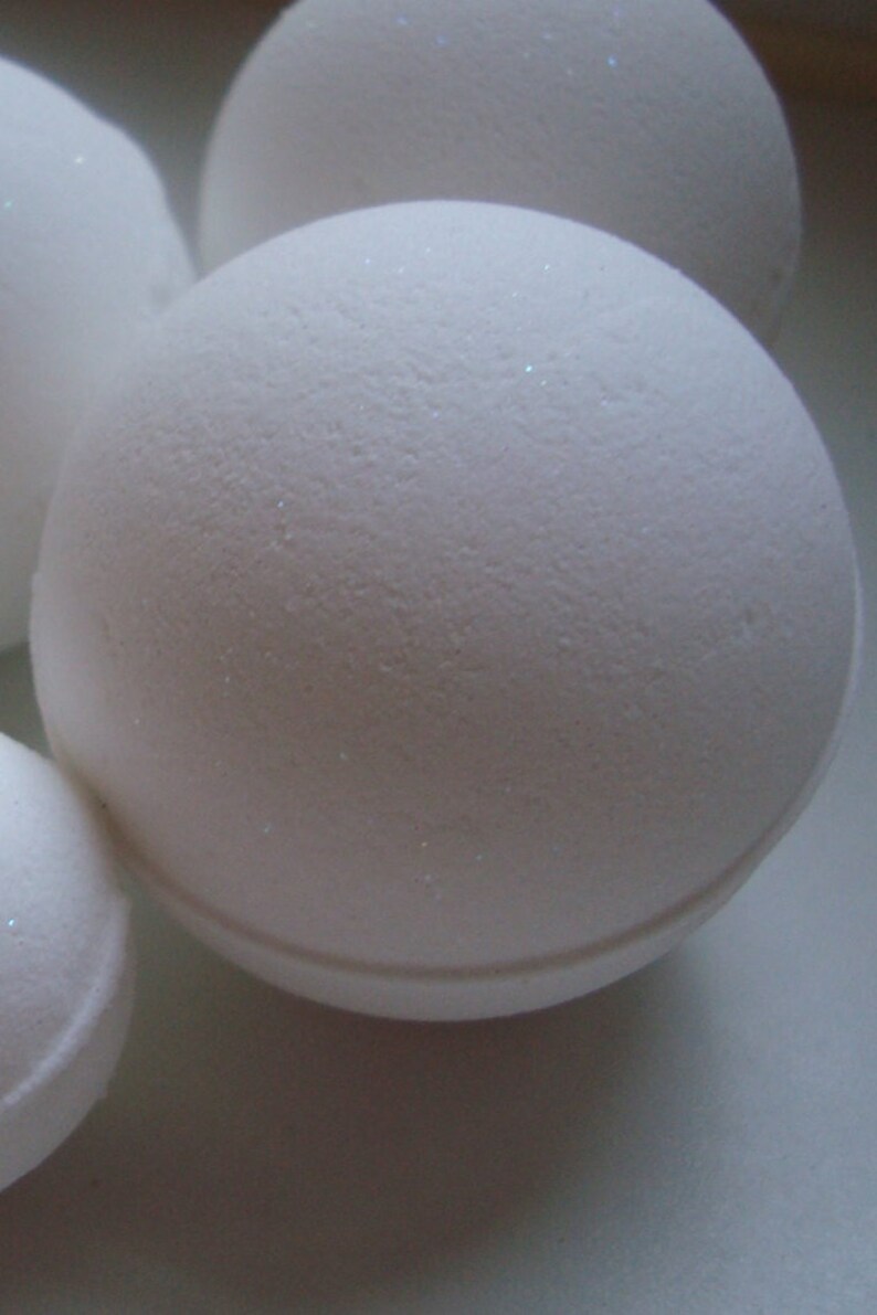 White Daisy Petal Bath Bomb, with biodegradable glitter, gift for her, Vegan bath bomb, handmade bath fizzer, UK bath bomb, Heaven Scented image 2