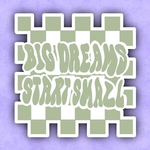 Big Dreams Start Kleiner Ausschnitt Schachbrett Sticker | Traumer | Träume | Kleinunternehmer | Shop Kleine | Schachbrett | Salbei | Naturbeige