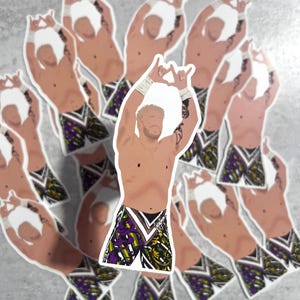 Könnte beinhalten: Eine Sammlung von Aufklebern, die eine oberkörperfreie Figur mit weißen Haaren und Handgelenkbändern zeigen, die ihre Hände in einer Rock'n'Roll-Geste hebt. Die Figur trägt gemusterte Shorts mit lila und gelben Akzenten. Die Aufkleber sind auf einer grauen Oberfläche angeordnet.