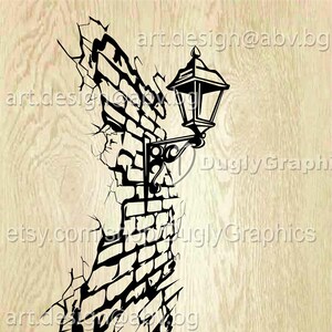 Pode incluir: Um design gráfico preto apresentando um poste de luz montado em uma seção de uma parede de tijolos rachada. O design inclui o texto art.design@abv.bg e DuglyGraphics, com AI, EPS, PDF, SVG, DXF, PNG e JPG listados na parte inferior.
