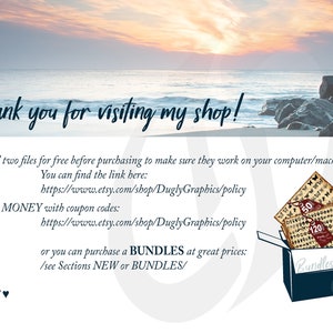 以下が含まれることがあります： 青い蓋と「Bundles」と書かれた白いラベルが付いた箱のデジタルイラスト。箱が開いており、ヴィンテージ風の紙が2つの束入っています。紙には「50」と「120」と書かれた赤いスタンプが押されています。背景は、夕暮れのビーチのぼやけた画像です。