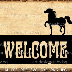 Może przedstawiać: Czarna sylwetka konia z bujną grzywą i ogonem stoi na czarnym znaku z napisem "WELCOME" w białych literach. Znak ma rustykalne, zużyte drewniane tło.