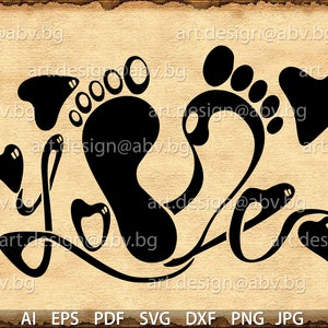 Puede incluir: Diseño en silueta negra y blanca de dos huellas de pies con una forma de corazón en el medio. Las huellas de pies están conectadas por un diseño de vid con hojas y corazones.