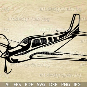 Puede incluir: Silueta en blanco y negro de un avión pequeño con una hélice. El avión tiene un solo motor y un fuselaje largo y estrecho. Las alas son rectas y la cola es alta.