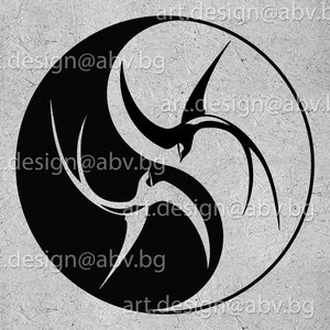 Könnte beinhalten: Schwarz-weißes Yin-Yang-Symbol mit zwei stilisierten Vögeln, die sich gegenüberstehen. Die Vögel befinden sich in einer kreisförmigen Form mit ausgebreiteten Flügeln.