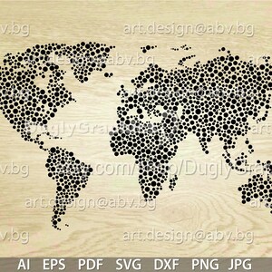 Op de afbeelding: Een zwart-witte wereldkaartontwerp gemaakt van kleine cirkels. De kaart is op een lichtbruine houten achtergrond.