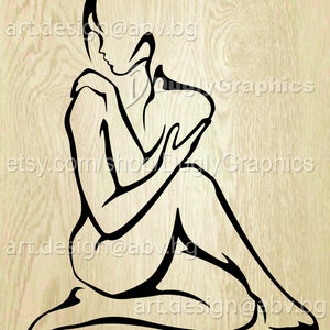 Può includere: Un'illustrazione in bianco e nero di una persona seduta con le gambe incrociate e le braccia avvolte attorno al corpo.
