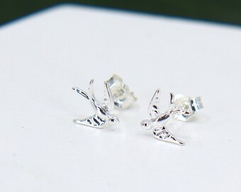 Puces d'oreilles petite hirondelle, Puces d'oreilles oiseau volant en argent sterling, Puces d'oreilles moineau, Puces de petits oiseaux, Bijoux minimalistes pour femme