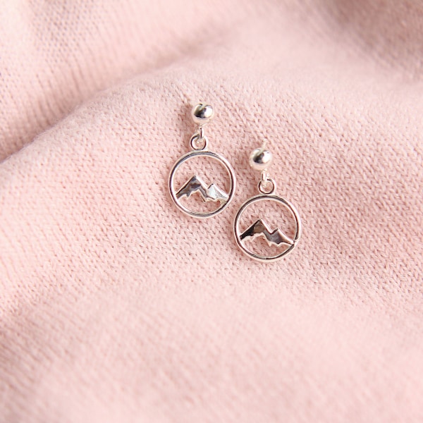 Boucles d'oreilles montagne, Puces d'oreilles montagne, Cadeau montagne pour elle, Puces d'oreilles en argent, Bijoux Wanderlust, Amateurs d'aventure, Cadeau randonneur