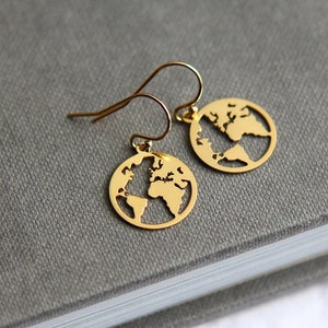 Boucles d'oreilles minimalistes, boucles d'oreilles carte du monde en or, boucles d'oreilles globe, boucles d'oreilles carte en argent sterling, cadeau inspirant, cadeaux de remise des diplômes pour ami