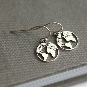 Boucles d'oreilles en argent sterling avec carte du monde, boucles d'oreilles globe en or, boucles d'oreilles minimalistes, cadeau de voyage, cadeau inspirant, cadeau de remise des diplômes pour elle