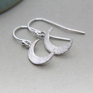 Hamrade örhängen i sterlingsilver med halvmåne, himmelsk berlock, halvmånehänge