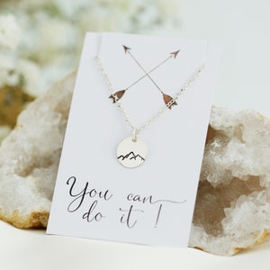 Collier petite montagne, collier Wanderlust, bijoux faits main, cadeau de remise des diplômes pour fille, collier aventure, cadeaux d&#39;anniversaire pour meilleure amie