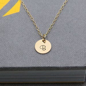 Colar com inicial personalizada, colar com disco de ouro, joias com monograma estampado à mão, presente para ela, presente de aniversário para melhor amiga, irmã, mãe